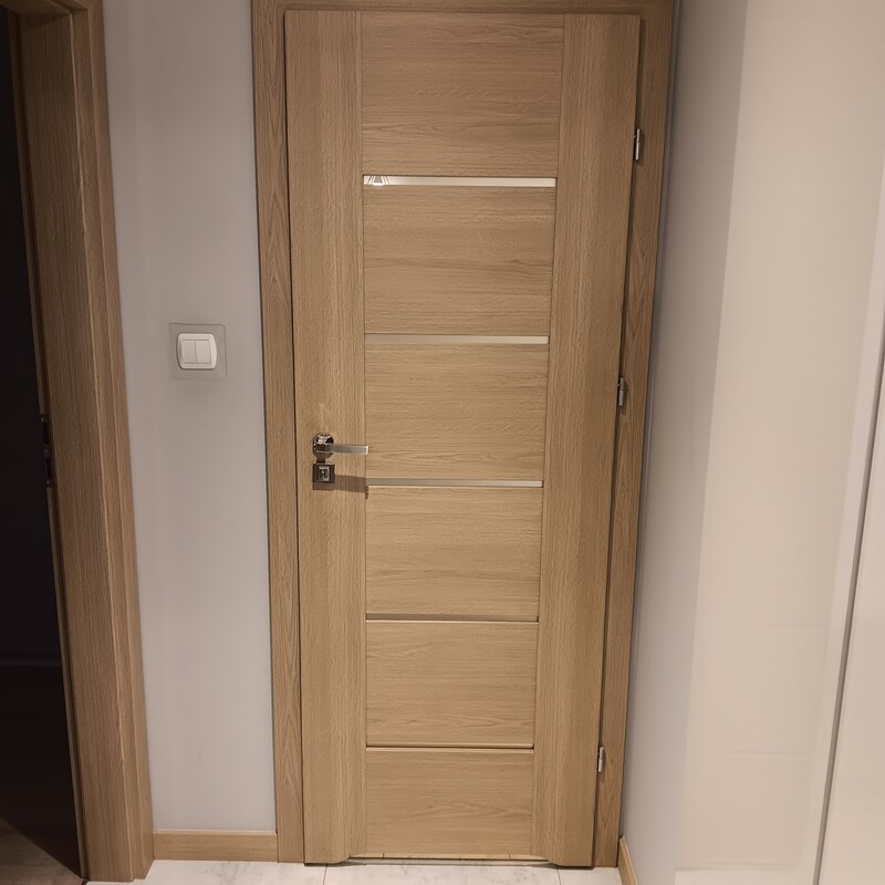 Elbląg Sprzedam drzwi wewnętrzne prawe o szerokości 70 cm. Drzwi do demontażu w własnym zakresie. Brak uszkodzeń