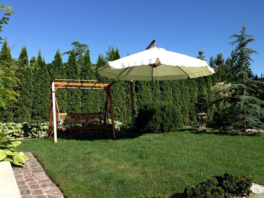 Elbląg Parasol ogrodowy o konstrukcji drewnianej. Bardzo duży. Używany.. Kolor tkaniny: jasny beż. Czasza parasola