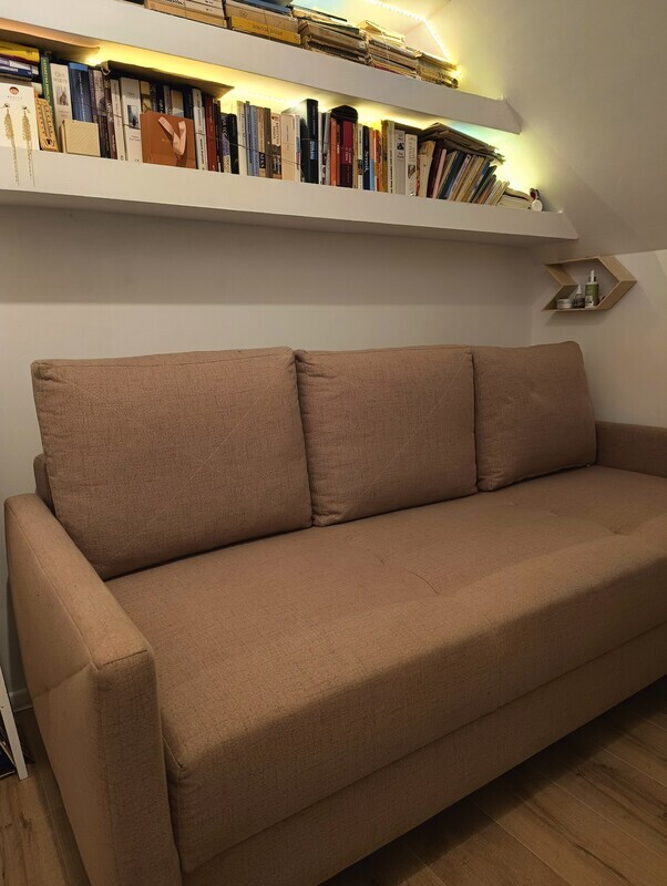 Elbląg Sprzedam kanapę z półautomatycznym otwieraniem. Blady róż. W komplecie trzy duże poduchy i dwie małe. Materac