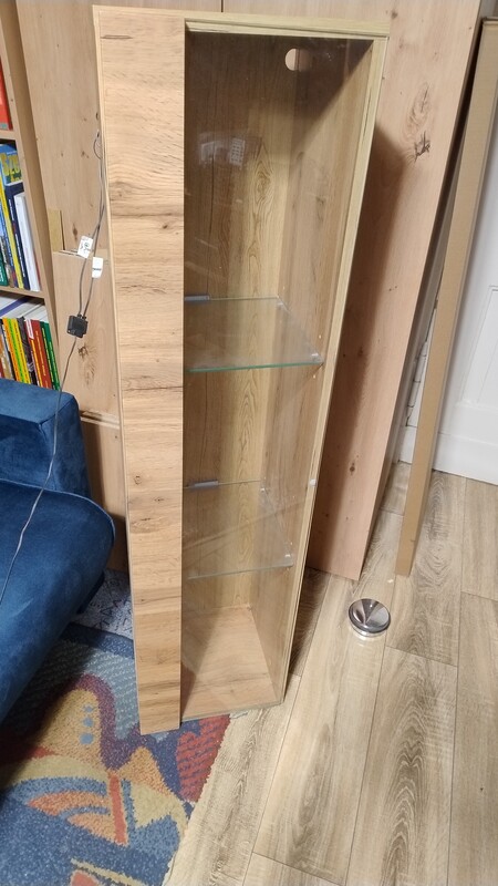 Elbląg Sprzedam witrynkę/gablotkę z funkcją podświetlania półek Stan bardzo dobry, wysokość 130cm Witrynka jest dostępna