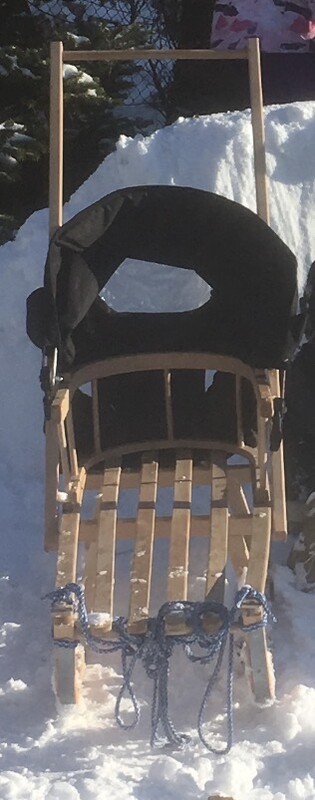 Elbląg Sanki z oparciem, rączka, zadaszeniem. Brakuje 2 śrubek po jednej stronie od zadaszenia. Można dokupić. Sanki