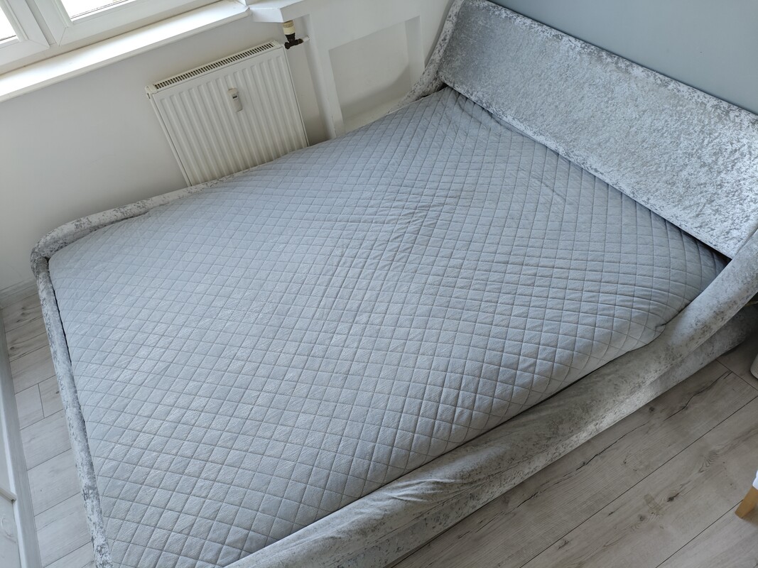 Elbląg Wygodne łóżko sypialniane o wymiarach 160x200 cm, tapicerowane welurową tkaniną. Wyposażone w wbudowane