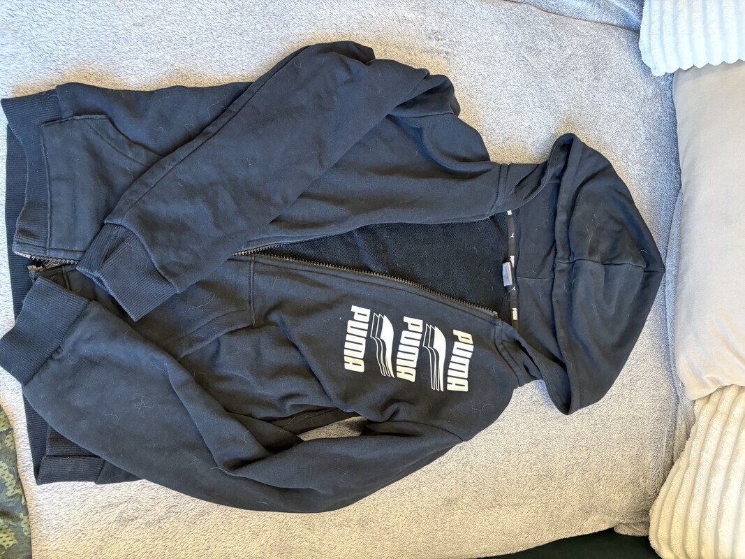 Elbląg Oddam worek ubrań chłopięcych 
Rozmiary 158-160 
Oddam za przekąski dla psa