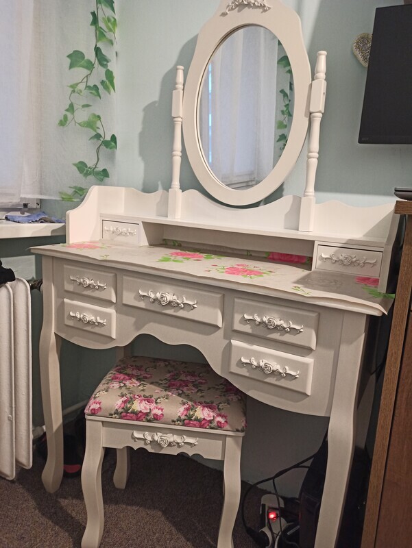 Elbląg Biała toaletka z lustrem w dobrym stanie, nadaje się do sypialni lub garderoby.