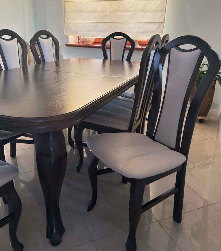 Elbląg Sprzedam stół w komplecie z 8 krzesłami dębowy zadbany; w bardzo dobrym stanie; stół z możliwością rozłożenia z