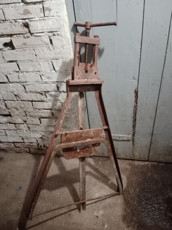 Elbląg Używana prasa do rur, która stoi na podstawie. Urządzenie służy do zaciskania i formowania rur. Wysokość około