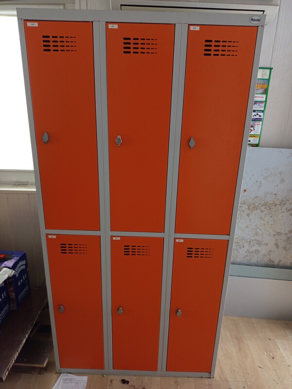 Elbląg Szafa szatnia BHP. Solidny, pomarańczowy metalowy szafka na rzeczy osobiste lub sprzęt. Szafka składa się z