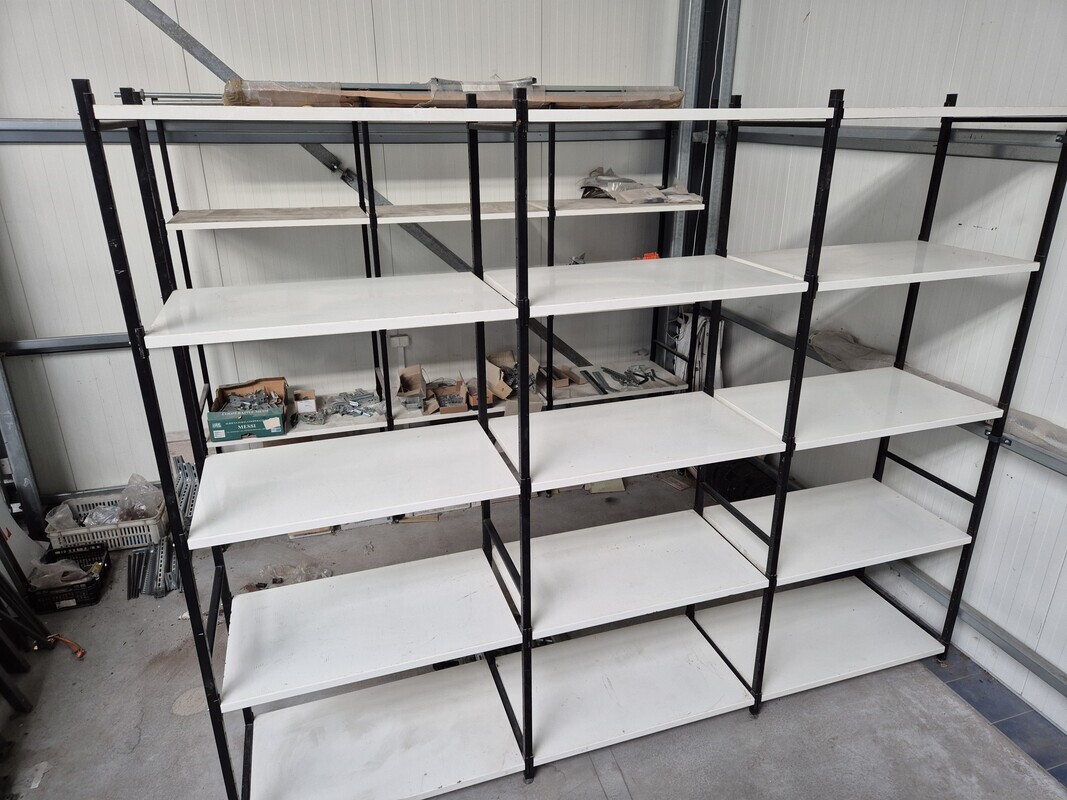 Elbląg Mam do sprzedania regały magazynowe metalowe bardzo solidne, deklarowany ciężar na jedną półkę ok 200 kg.