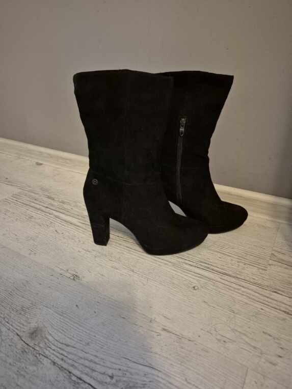Elbląg Nowe eleganckie kozaki damskie krótsze - TAMARIS w rozmiarze 40.Wykonane z czarnego zamszu, idealne na