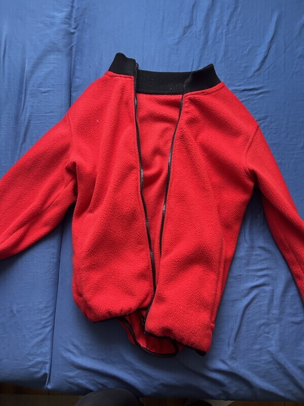 Elbląg Sprzedam bluzy:
Czerwona bluza - Rozmiar: 164 - cena 10zł
Czarna bluza - Rozmiar: 152 - cena 15zł
bluzy są