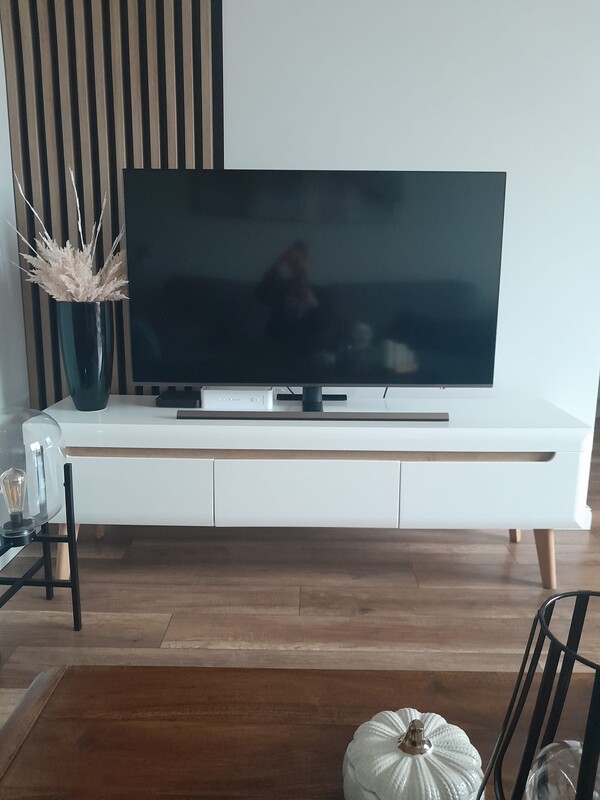 Elbląg Przedmiotem sprzedaży jest szafka Szafka RTV Trava 160x50 - używana stan bardzo dobry,
Parametry:
Wymiary: