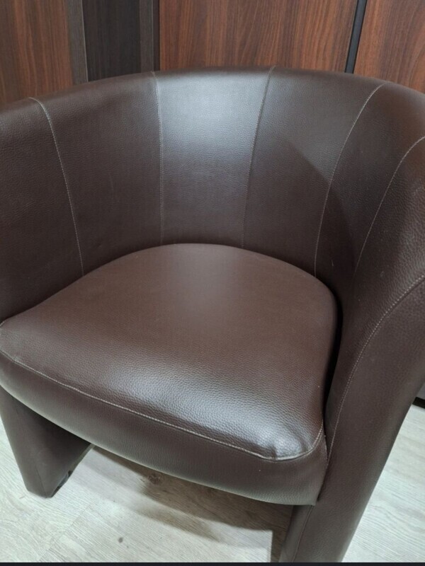 Elbląg Sprzedam fotel widoczny na zdjęciach. Stan oceniam na bdb. Obszyty eko skórą. Fotel był zakupiony w Black Red