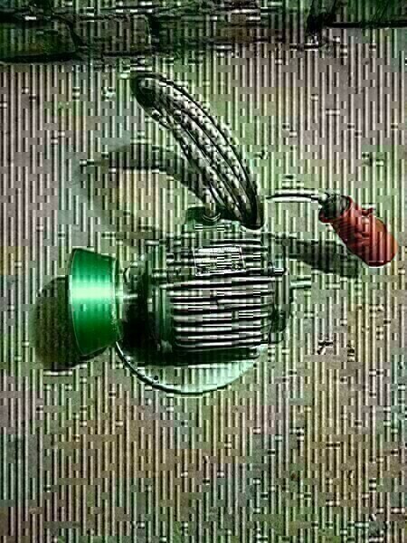 Elbląg Sprzedam szlifierkę widoczną na zdjęciach. Wymiary podane na tabliczce znamionowej. Waga 13 kg. Odbiór osobisty