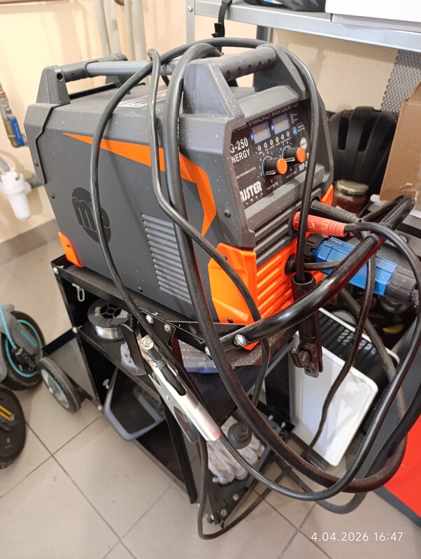 Elbląg Sprzedam spawarkę, użyta może że 3-4 razy, mocna. Sprzedaję wraz z wozkiem i 2 rolkami drutu samo oslonowego.