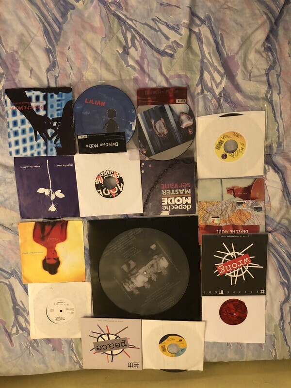 Elbląg Mam na sprzedaż 15 winylii ze zdjęcia.1 Duża płyta i 14 małych w większości single. Płyty są różnych kolorów i