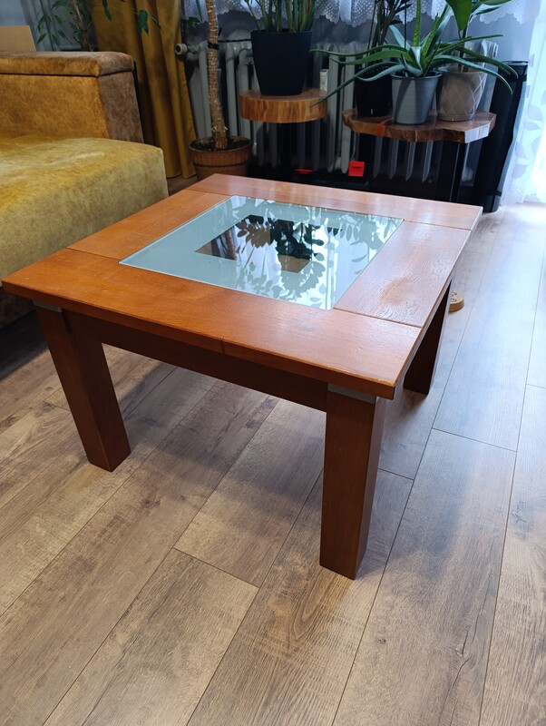 Elbląg Witam, 
sprzedam solidny, drewniany stolik o wymiarach 70x70x47cm, z drewna i z wyjmowaną szybą w środku.