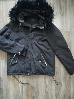 Elbląg Sprzedam czarną kurtkę damska na zimę. Stan dobry. Do wyprania. Rozmiar L kontakt sms