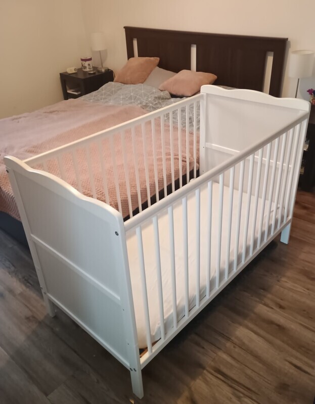 Elbląg Sprzedam łóżeczko o wymiarach 120x60 z regulowaną wysokością. 
Materac w komplecie. Stan bardzo dobry.