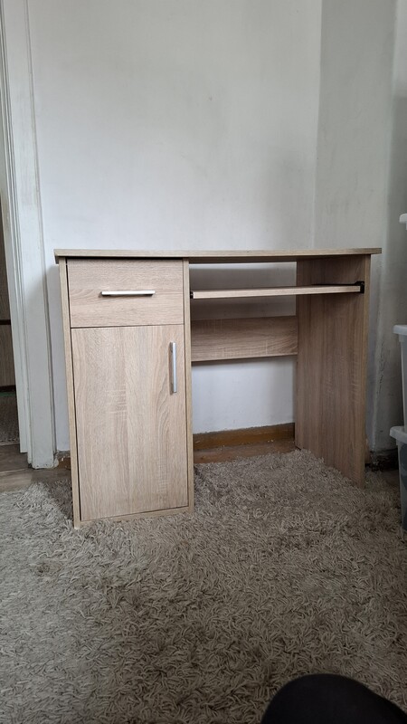 Elbląg Oddam za paczkę kawy mielonej 😊 biurko w bardzo dobrym stanie. Kolor: dąb sonoma. Wymiary: szerokość 90