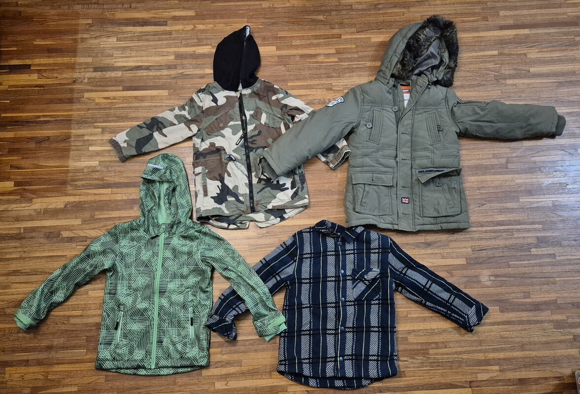 Elbląg Kurtki dla chłopca 4 sztuki: - kurtka softshell rozmiar 110/116 firmy Lupilu - bluza na grubym polarze rozmiar