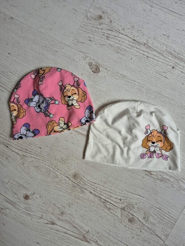 Elbląg Dwie czapeczki Skye dla dziewczynki.
Stan bdb.
Rozmiar 54 (4-5 lat).
Polecam.