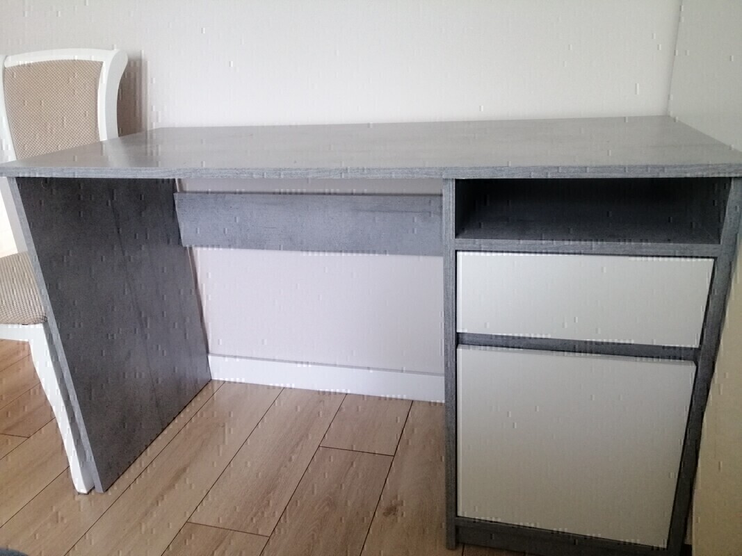 Elbląg Biurko koloru szarego z białymi frontami