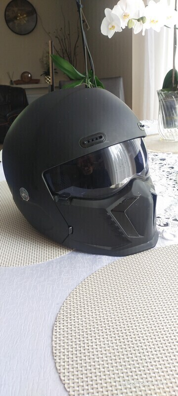 Elbląg Sprzedam Kask motocyklowy, rowerowy lub na hulajnogę. Kask czarny mat XL z blendą i odpinaną szczęką, bardzo