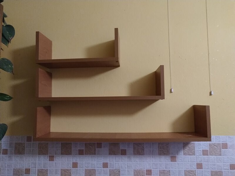 Elbląg Sprzedam za symboliczną kwotę trzy półki. Każda ma 15cm wysokości i 15cm głębokości. Półki mają długość 80cm,