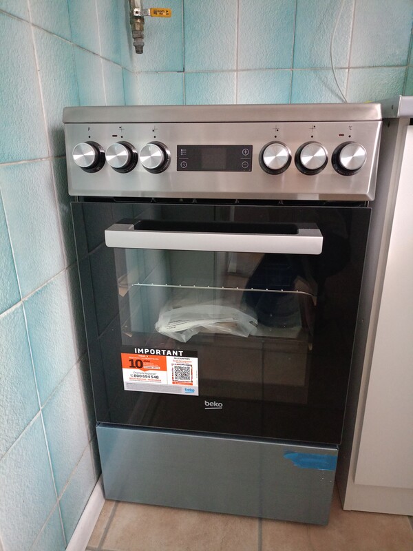 Elbląg Kuchenka elektryczna 50 marki Beko, nowa, nie była nawet podłączona, termoobieg, płyta grzewcza ceramiczna,