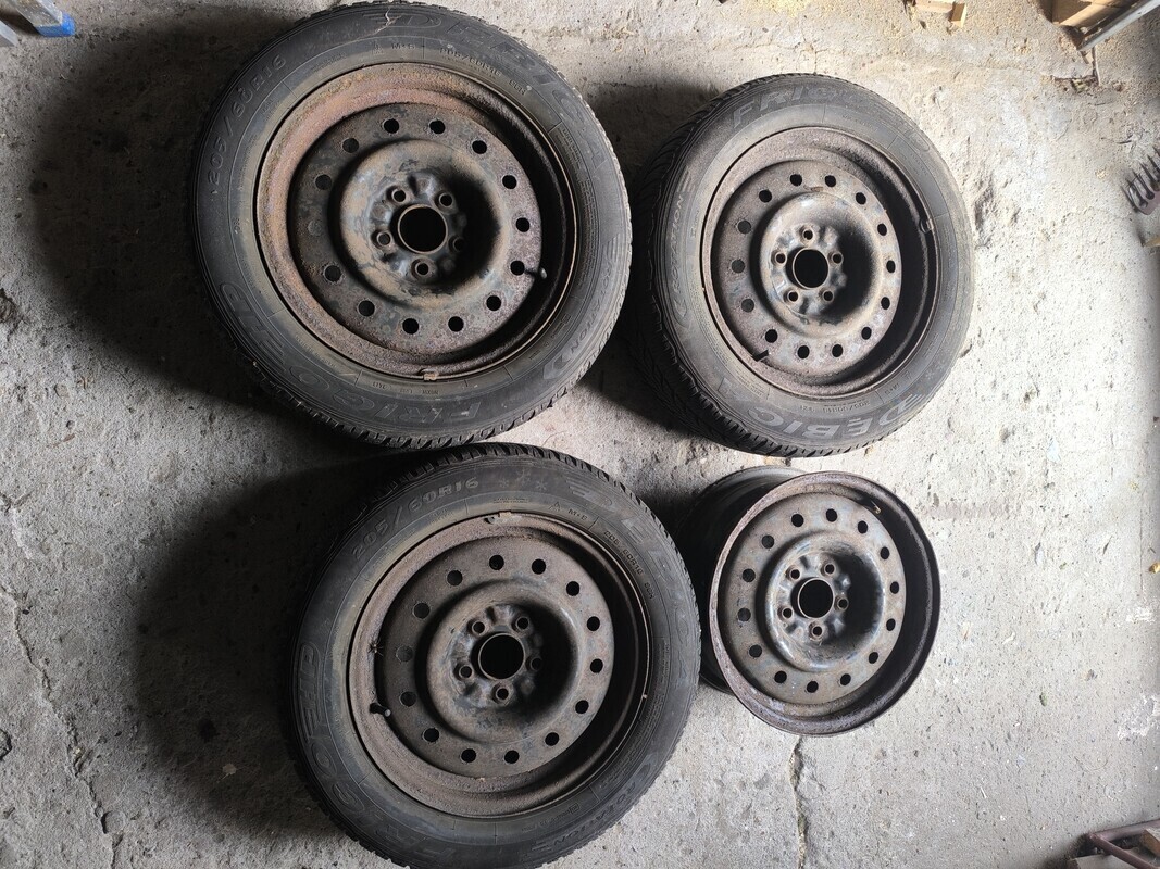 Elbląg Felgi stalowe R16 z oponami zimowymi 205/60 R16