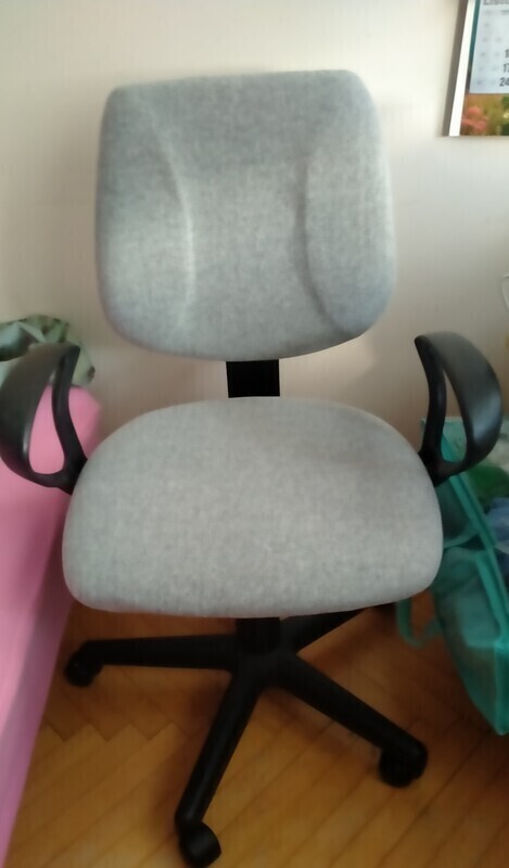 Elbląg Sprzedam krzesło /fotel na kółkach obrotowy kolor szary. Używany ale w bdb stanie. Cena 80 zł