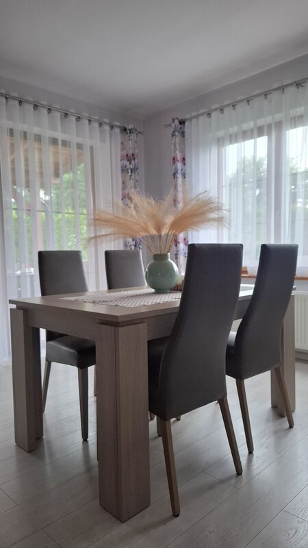 Elbląg Sprzedam stół rozkładany, z czterema krzesłami w stanie idealnym. Wym. Wysokość 77cm, szerokość 90cm, długość