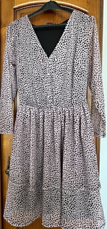 Elbląg Sprzedam sukienki w bardzo dobrym stanie w rozmiarze M po 10 zł każda. 
Sweterek czarny w rozmiarze M za 10 zł