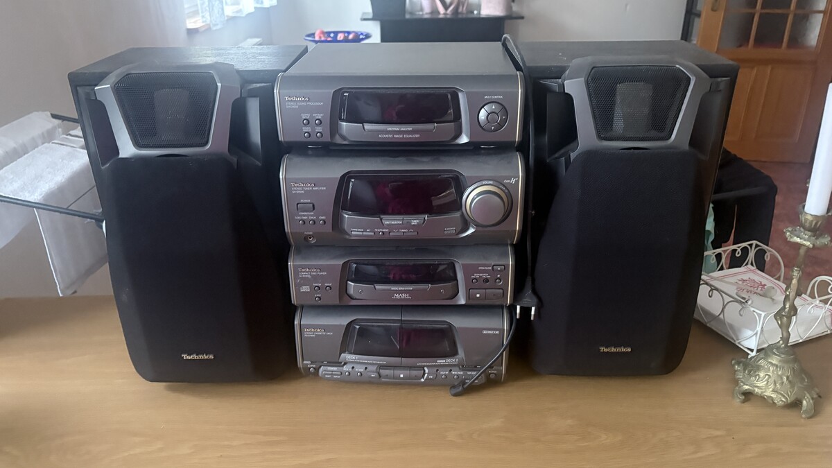 Elbląg Na sprzedaż oferuję klasyczną, wieżę audio Technics (system wieżowy z odtwarzaczem CD, magnetofonem dwukasetowym,