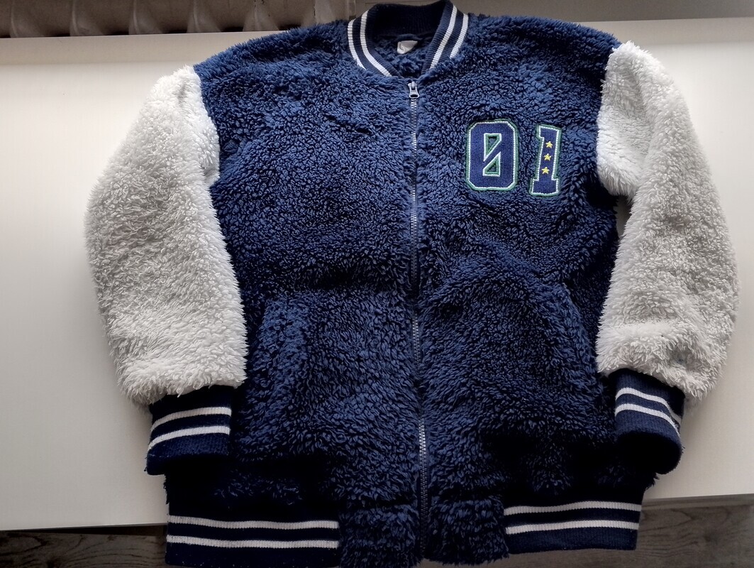 Elbląg ODDAM ZA DUŻĄ CZEKOLADĘ  MILKA UBRANIA (15szt) DLA CHŁOPCA Z FIRMY SMYK  :
- KURTKA/BLUZA POLAR R-140-146
-