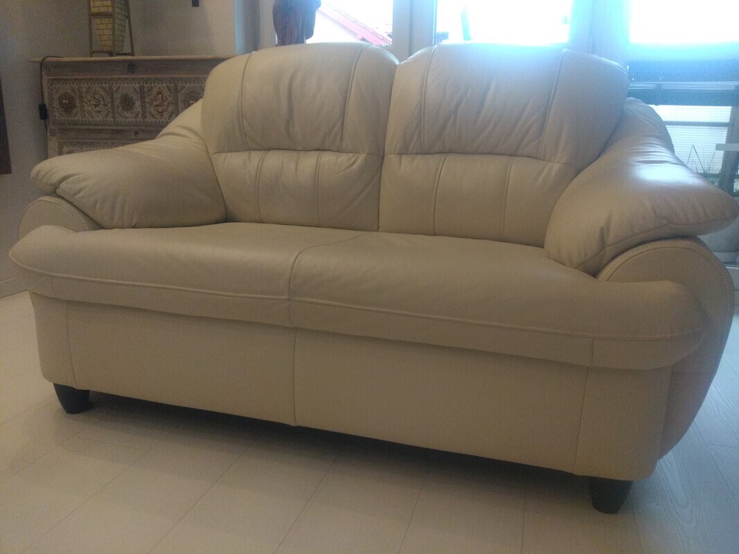 Elbląg Sprzedam piękną, nową sofkę, zakupioną rok temu, skórzaną, w kolorze bardzo jasnego ecru, prawie biel.