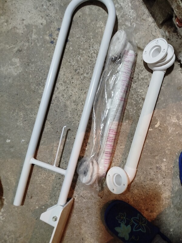 Elbląg Oddam za kawę nowe uchwyty do łazienki dla osoby niepełnosprawnej.