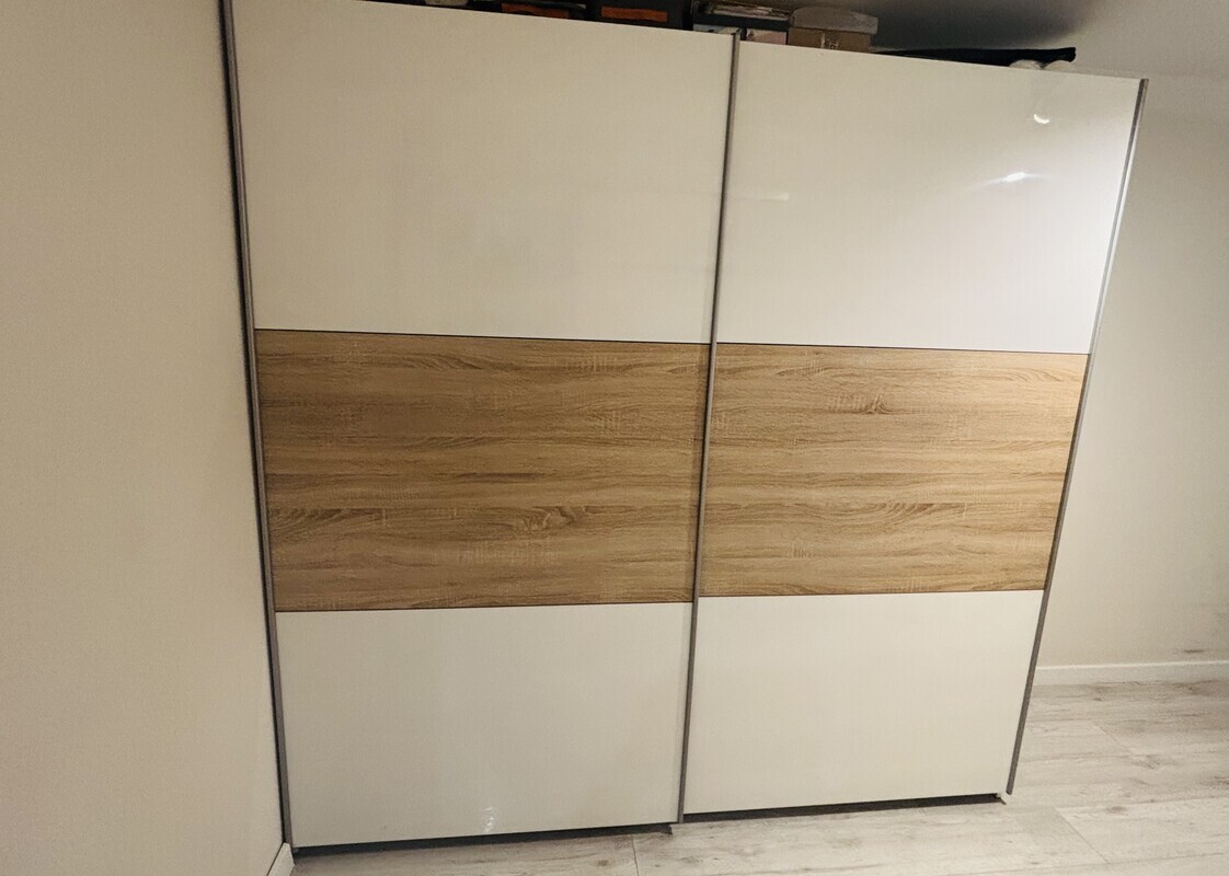 Elbląg Sprzedam szafę 220x220
Fronty biały lakierowany z elementem drewna 
Drzwi suwają się bez problemu
Szafa