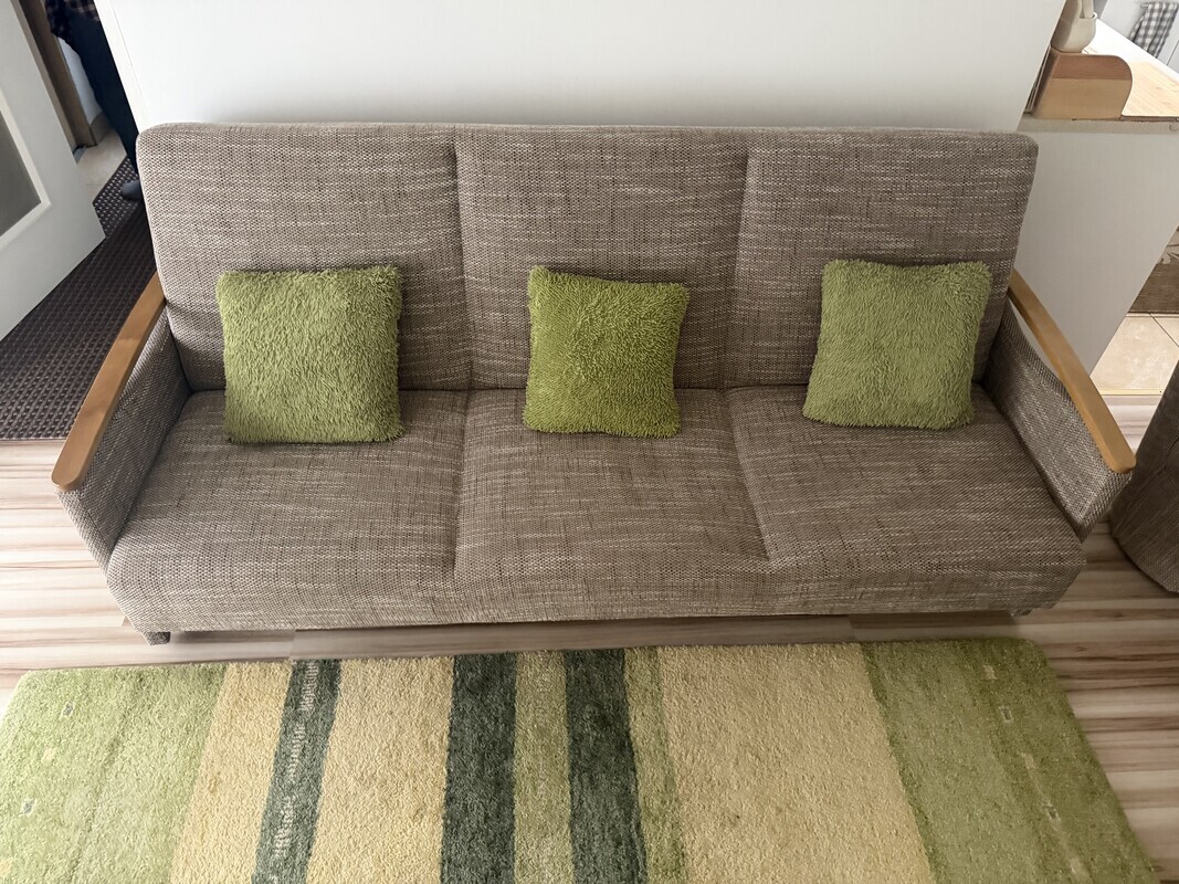 Elbląg Witam. Mam do sprzedania Wygodna, rozkładana sofa 3-osobowa z poduszkami w zielonym kolorze. Wersalka jest