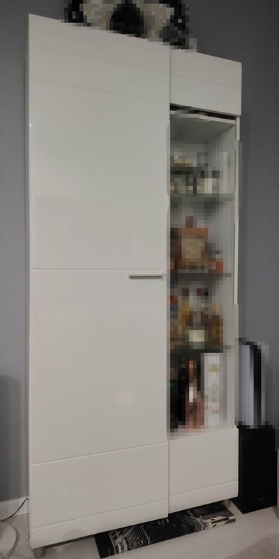 Elbląg Na sprzedaż biała witryna z miejscem do przechowywania oraz z półkami za szkłem i komoda RTV z otwartą półką na