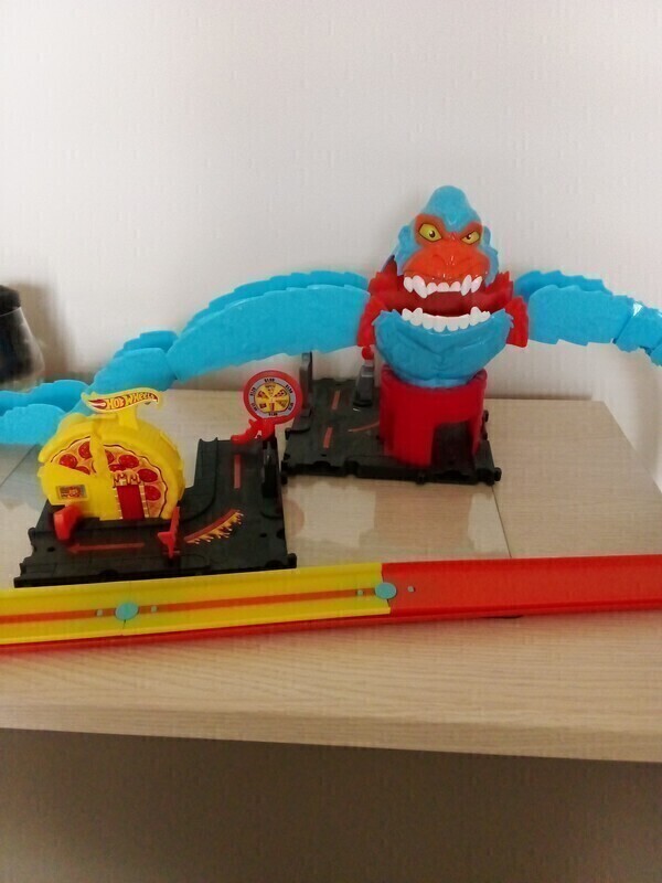 Elbląg Witam, sprzedam 3 zestawy Hot Wheels: - hot wheels city rekin myjnia. - hot wheels speedy pizza, - hot wheels