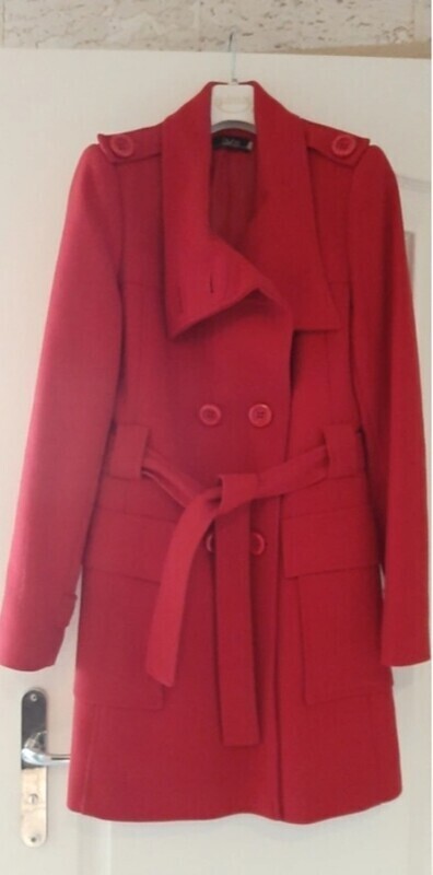 Elbląg Używany czerwony płaszczyk. Świetna opcja na wiosnę. W bardzo dobrym stanie. Odbiór osobisty.