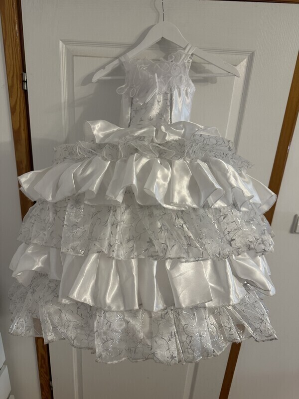 Elbląg Suknia księżniczki na bal z wszytym kołem r. większe 104.Posiada normalne ślady użytkowania.