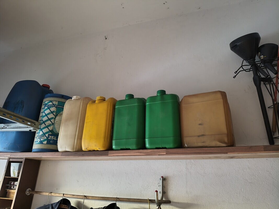 Elbląg Pojemniki na płyny/ paliwo 60 l, 30 l, 20l, 10l, cena 30 / 20/10/5zl oraz kanistry 20l metalowe po 50zl. do