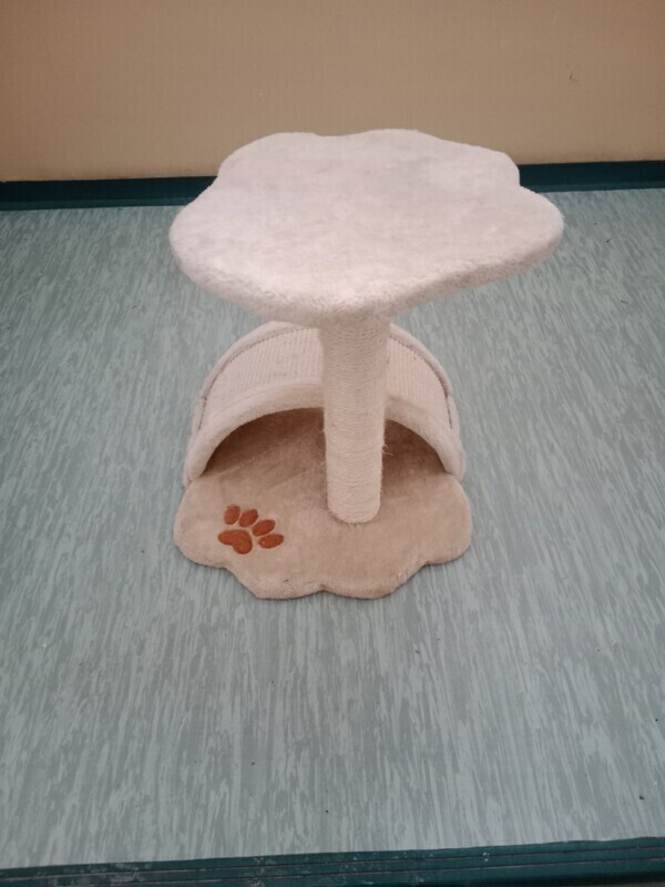 Elbląg Sprzedam drapak dla kota. 
Wysokość 44 cm, podstawa 36 cm x 36 cm, góra 32 cm x 32 cm. Stan widoczny na