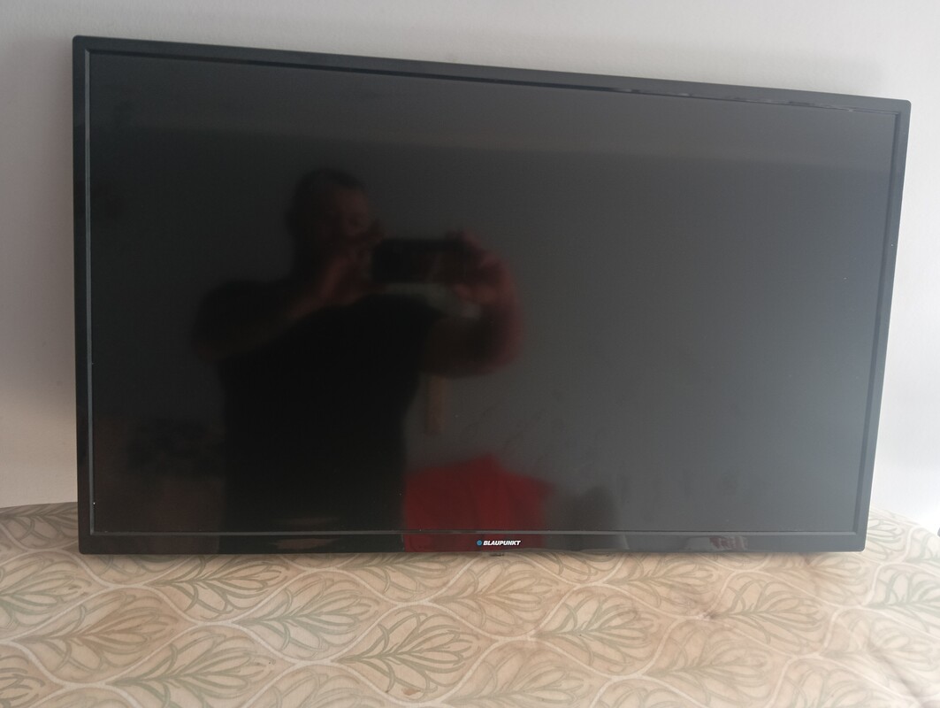 Elbląg Sprzedam telewizor BLAUPUNKT 32 LED z pilotem tylko do powieszenia nie posiada Smarta
