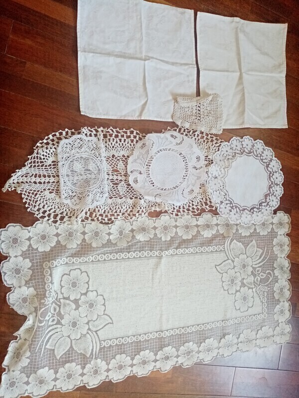 Elbląg Sprzedam serwetki (okrągłe wyszywane) idealne pod szklanki czy inne kubki). 
Reszta serwetek to na ławę i pod