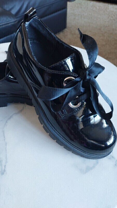 Elbląg Sprzedam buty lakierowane dla dziewczynki. Rozmiar 33.IDEALNE na apel w szkole i inne okazje. Stan bdb.