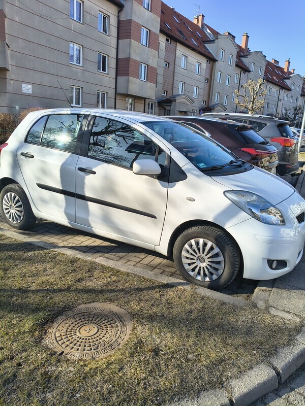 Elbląg Toyota Yaris biała 5 drzwiowa 2010r 998cm benzyna 165tys km opony wielosezonowe jak nowe, wszystko sprawnie