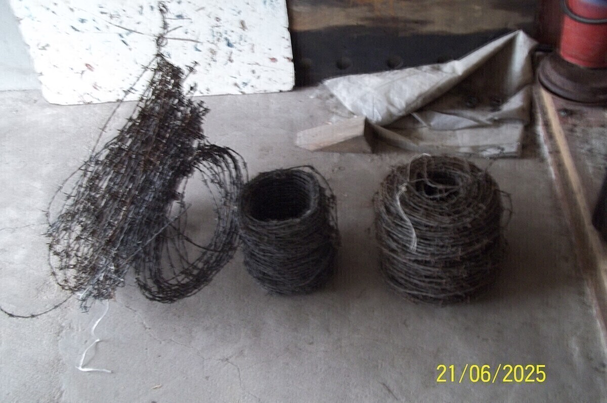 Elbląg Sprzedam dwa krążki drutu kolczastego gr.2,5 mm. Waga jednego krążka ponad 15 kg. Cena 100 zł. za krążek.